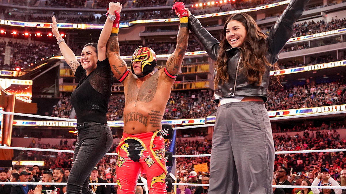 REY MYSTERIO de la WWE avec sa femme Angie et sa fille Alya