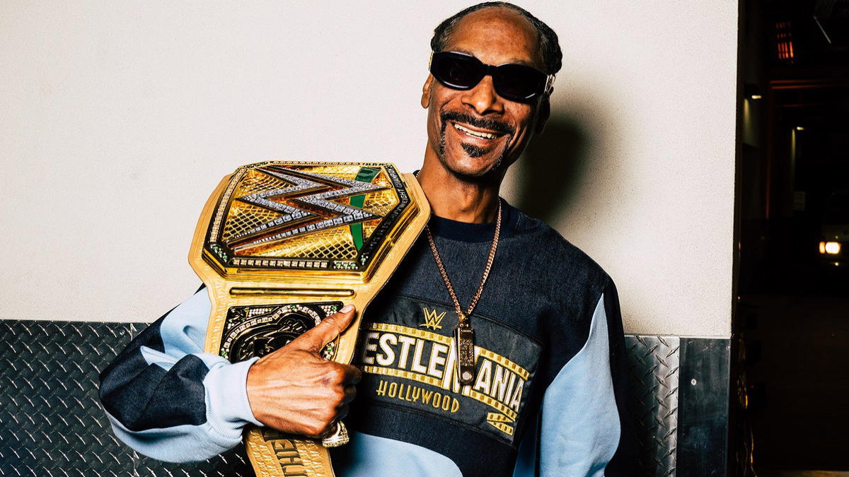 Snoop Dogg Gifts WWE Golden Title Belt To Philadelphia Eagles?