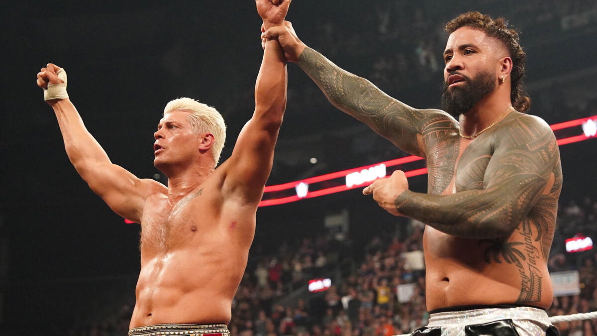 Superestrellas de la WWE Cody Rhodes y Jey Uso