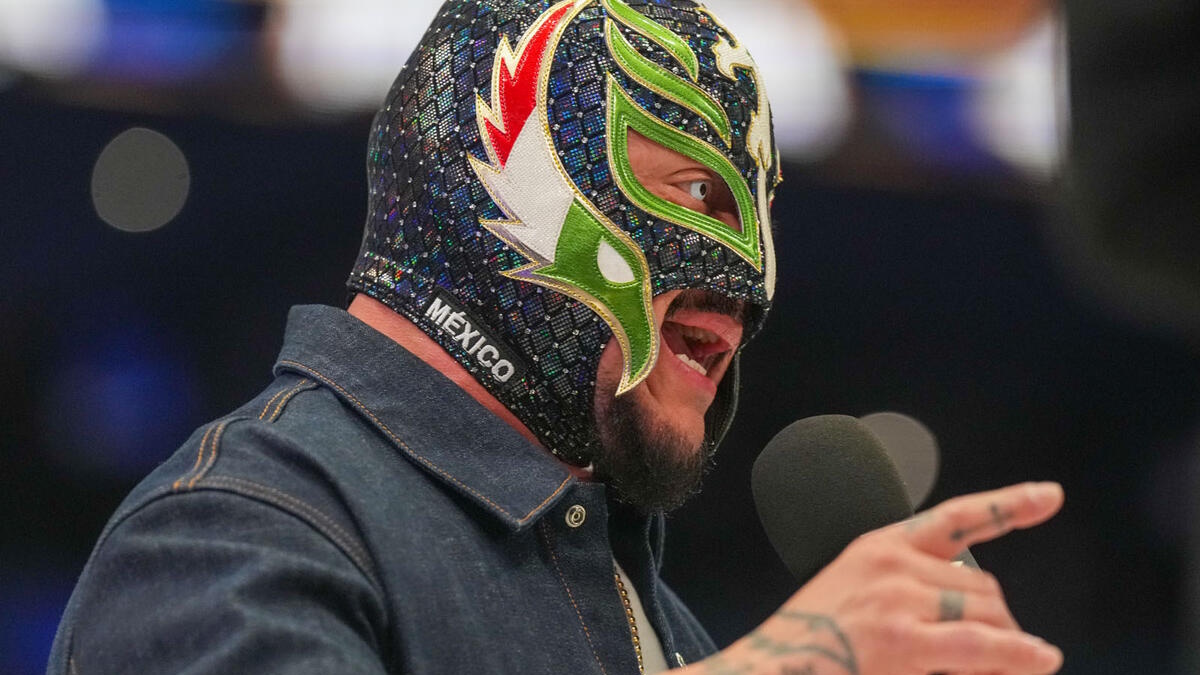 [Image: rey-mysterio-august-17-a.jpg]