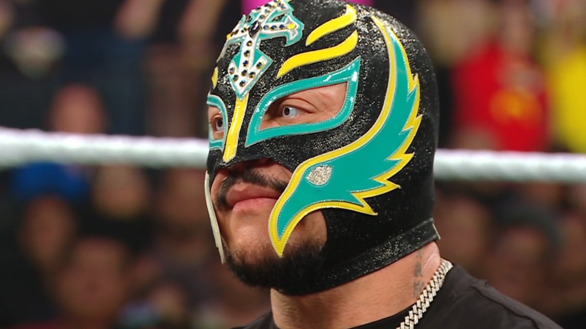 Rey Mysterio Returns On WWE Raw