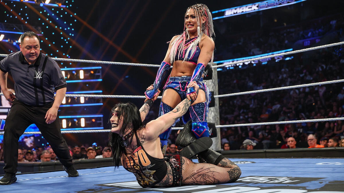Giulia vs. Rhea Ripley on WWE SmackDown