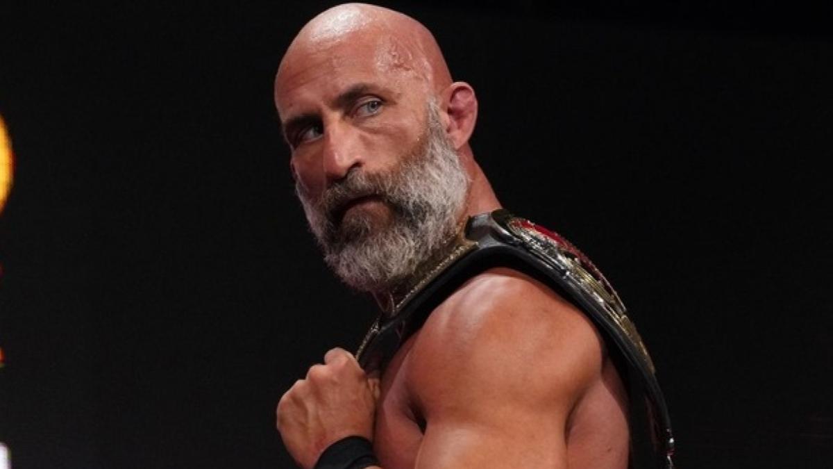 Tommaso Ciampa holding the AEW TNT Championship