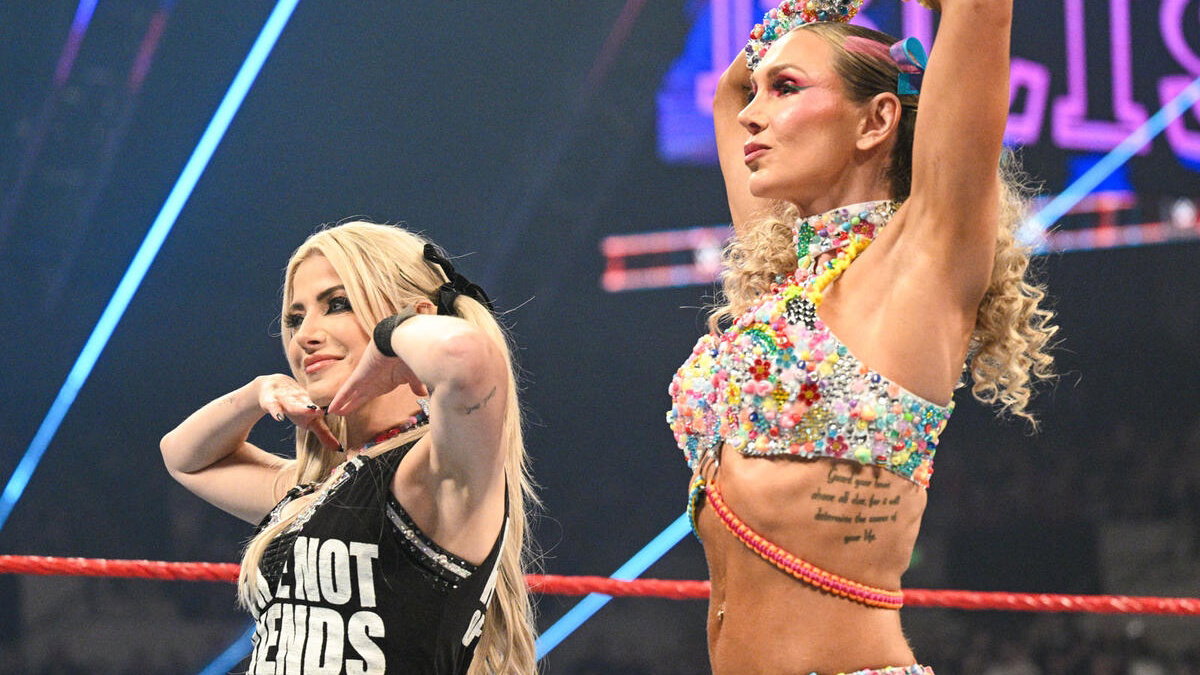 نجوم WWE أليكسا بليس وشارلوت فلير