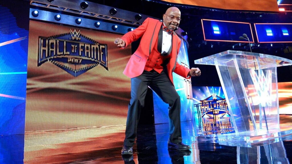 Teddy Long, membre du Temple de la renommée de la WWE, détaille l'origine de son célèbre mouvement de danse, en le faisant d'abord pour son petit-fils